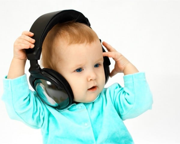 Baby-listen-to-music_1280x1024